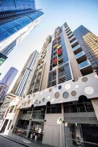 ein hohes Gebäude mit einer Polka-Punktfassade in der Unterkunft Brady Hotels Central Melbourne in Melbourne