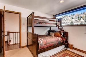 A bed or beds in a room at Simba Run Vail Condominiums