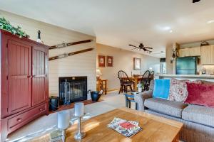 A seating area at Simba Run Vail Condominiums