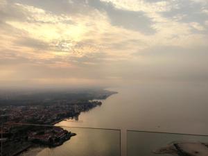 una vista aérea de una gran masa de agua en Silverscape Residence Melaka en Melaka