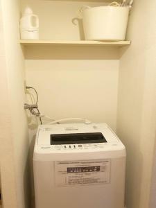 a washing machine in a room with a shelf at ピオーレ大手門402 in Fukuoka