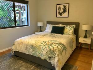 1 dormitorio con cama y ventana en Burleigh Palms Holiday Apartments en Gold Coast