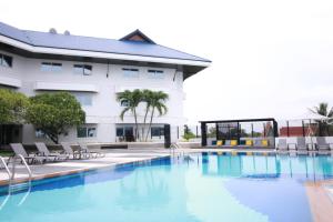 uma piscina em frente a um edifício em Sima Thani Hotel em Nakhon Ratchasima