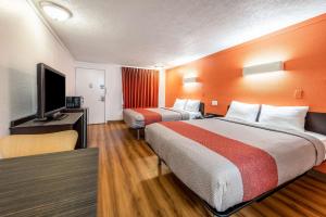 Un pat sau paturi într-o cameră la Motel 6-Mansfield, OH