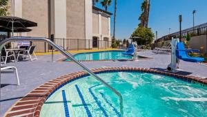 Best Western Plus - Anaheim Orange County Hotel 내부 또는 인근 수영장