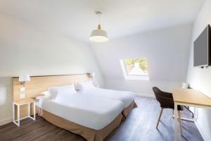 a bedroom with a bed, chair and a lamp at Best Western Armor Park Dinan in Dinan