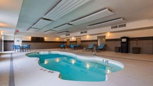 สระว่ายน้ำที่อยู่ใกล้ ๆ หรือใน Best Western Plus Liberal Hotel & Suites