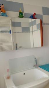Un baño con un lavabo blanco y un espejo. en Appartamento A Campobasso, en Campobasso 9 fotos más
