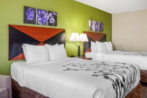 En eller flere senger på et rom på Sleep Inn & Suites Airport Milwaukee
