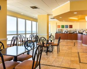 Comfort Suites Beachfront tesisinde bir restoran veya yemek mekanı