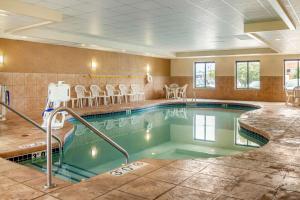 Swimming pool sa o malapit sa Sleep Inn & Suites Airport Milwaukee