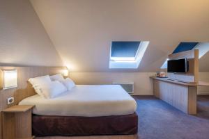 Postel nebo postele na pokoji v ubytování Comfort Hotel Linas - Montlhery