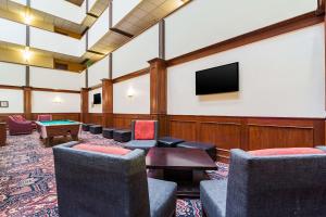 ein Wartezimmer mit Stühlen und einem Flachbildfernseher in der Unterkunft Clarion Hotel Convention Center in Minot
