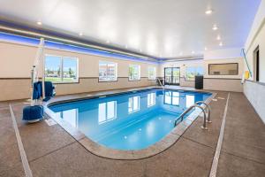 בריכת השחייה שנמצאת ב-Comfort Suites Marysville Columbus - Northwest או באזור