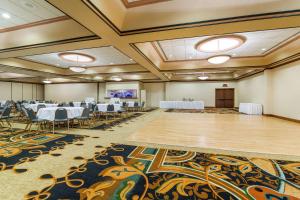 einen Bankettsaal mit Tischen, Stühlen und einer Bühne in der Unterkunft Clarion Hotel Convention Center in Minot