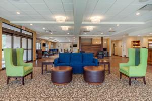 Area lobi atau resepsionis di Comfort Inn & Suites