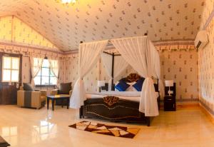 Ein Bett oder Betten in einem Zimmer der Unterkunft Rawai Luxury Tents Pushkar