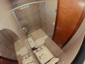 カピトーリオにあるVilla Container Lodgeの小さなバスルーム(トイレ2つ、シャワー付)