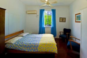 Una cama o camas en una habitación de Blue River Shack
