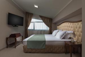 A bed or beds in a room at Hotel Villa Magus