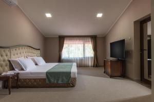 A television and/or entertainment centre at Hotel Villa Magus