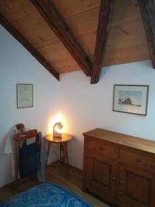 une chambre avec une table et une lampe sur un mur dans l'établissement Le fer à cheval, à Montreux
