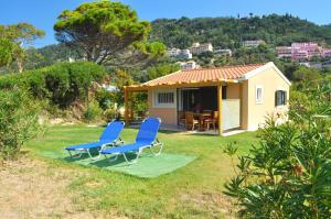 Casa pequeña con 2 sillas y mesa en Beachfront holiday House “yannis” on Agios Gordios beach in Corfu en Agios Gordios