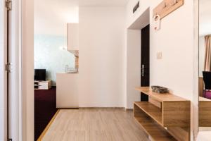 Телевизор и/или развлекательный центр в Guest House Theona
