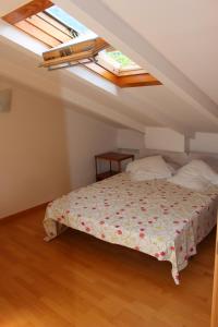 a bedroom with a bed and a skylight at Duplex para 4 en Cercs, Berga- A 30 mins del Pedraforca in Sant Corneli de Cercs 