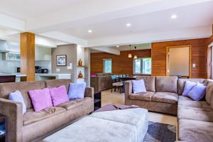 a living room with two couches and a kitchen at Cisco Moon in Kutchan