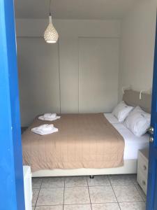 a bedroom with a bed with two towels on it at Romantika in Platis Gialos