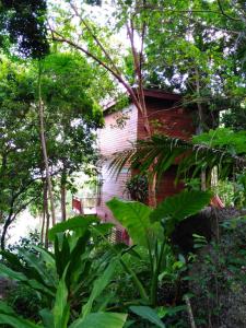 uma casa vermelha no meio das árvores em Amaresa Resort & Sky Bar - experience nature em Haad Rin