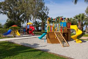 un parco con parco giochi con scivoli e attrezzature per il gioco di Richmond Ephesus Resort - All Inclusive a Kusadası