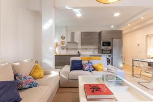 uma sala de estar com um sofá e uma mesa em Apartamento Miribilla em Bilbao