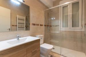 uma casa de banho com um chuveiro, um WC e um lavatório. em Apartamento Miribilla em Bilbao