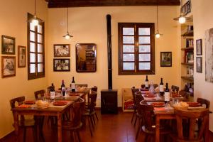 una habitación con mesas y sillas y botellas de vino en Refugio El Hornillo, en San Pedro