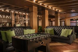 A seating area at Hotel Villa Magus
