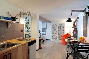 A kitchen or kitchenette at Vittorio 21