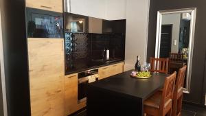 Kuchnia lub aneks kuchenny w obiekcie Apartamenty Centrum Krawiecka