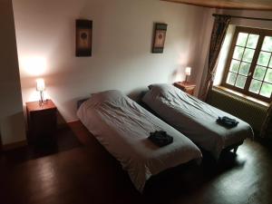 a room with two beds and two lamps and a window at Bed en breakfast le Chateau in Lubine
