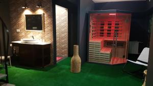 łazienka z umywalką i wazą na podłodze w obiekcie Apartamenty Centrum Krawiecka w Zielonej Górze +37 zdjęć