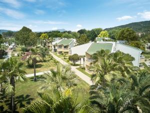 una vista aerea di un resort con palme di Richmond Ephesus Resort - All Inclusive a Kusadası
