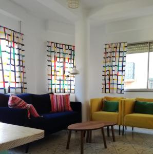 - un salon avec deux canapés et des vitraux dans l'établissement Casa Oroela, à Jaca