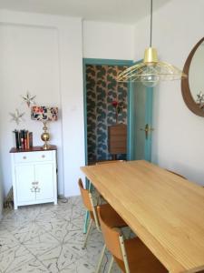 - une salle à manger avec une table en bois et un miroir dans l'établissement Casa Oroela, à Jaca