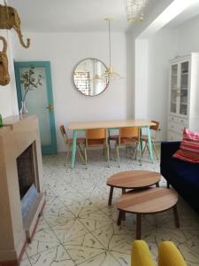 - un salon avec une table, des chaises et une cheminée dans l'établissement Casa Oroela, à Jaca