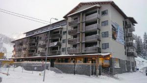 ein großes Apartmenthaus mit Schnee auf dem Boden in der Unterkunft Ruka Chalets 1201 in Ruka