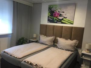 um quarto com duas camas e uma foto na parede em Klein Haus 12A em Sulzbach-Rosenberg