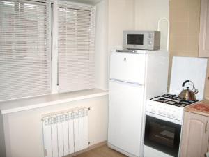 una cucina con frigorifero bianco e forno a microonde di Apartment "Bounty" a Yoshkar-Ola