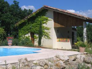 a house with a swimming pool next to a building at La Maison Jaune in Réalville