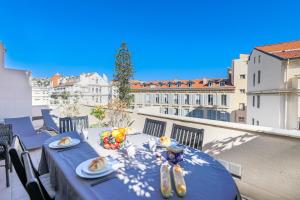 ニースにあるPalais l'Escurial AP4069 by Riviera Holiday Homesのバルコニーに青いテーブルクロス付きのテーブル